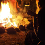Mit Freunden am Feuer