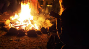 Mit Freunden am Feuer